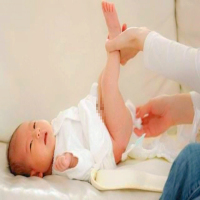 הימנע מהפעולה השגויה של החלפת החיתולים של התינוק (3)
